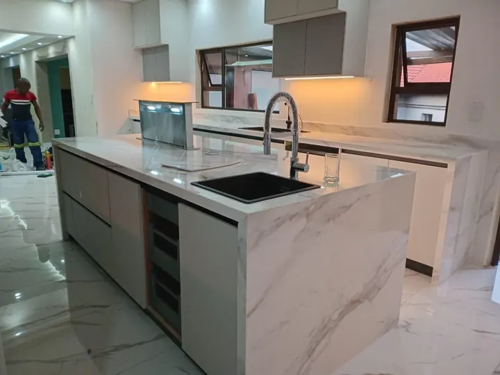 Kitchen island with undermount sink and marble-look worktop