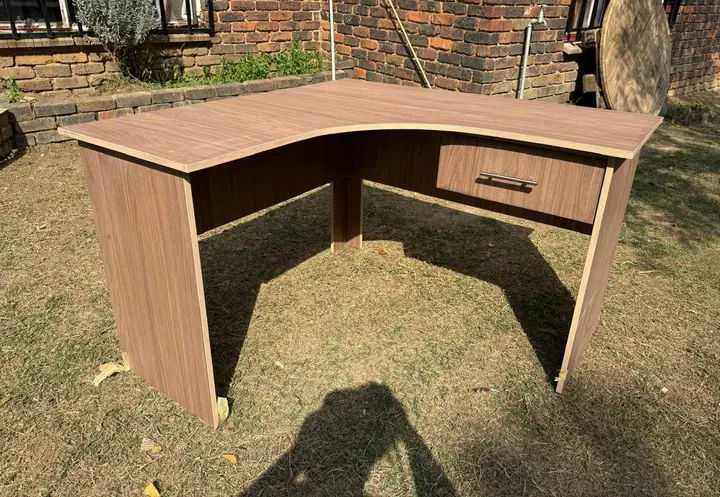 Oak-look corner desk with drawer